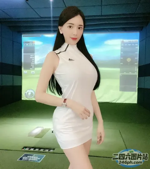 一个穿着白色连衣裙的女人站在房间里的特写