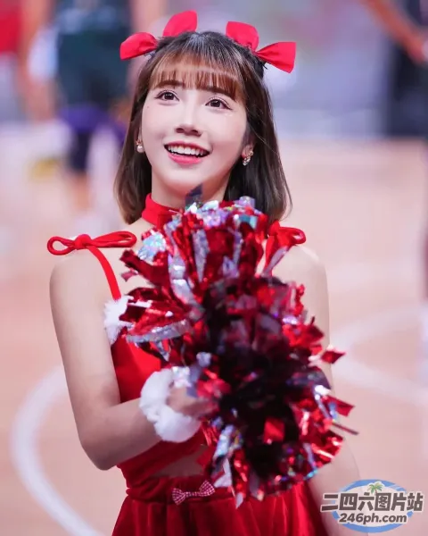 身穿红色连衣裙的 araffe 女孩，手里拿着绒球