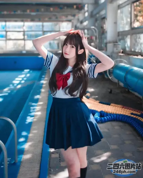 有个身穿水手服的女人在泳池边摆姿势