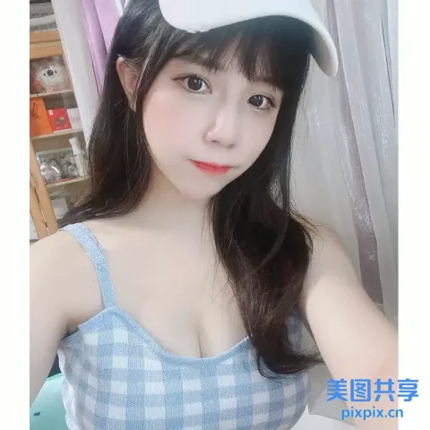 戴帽子、身穿蓝白连衣裙的女人特写