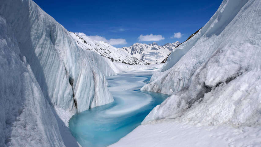 雪山中央有一条狭窄的水流