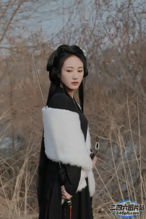 身穿黑色连衣裙的阿拉夫德女子，手持剑和白色毛皮