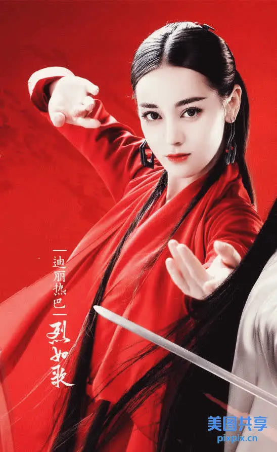 一个穿着红色和服拿着剑的女人的 arafed 图像