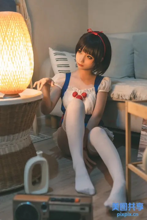 动漫女孩坐在地板上，拿着收音机和灯