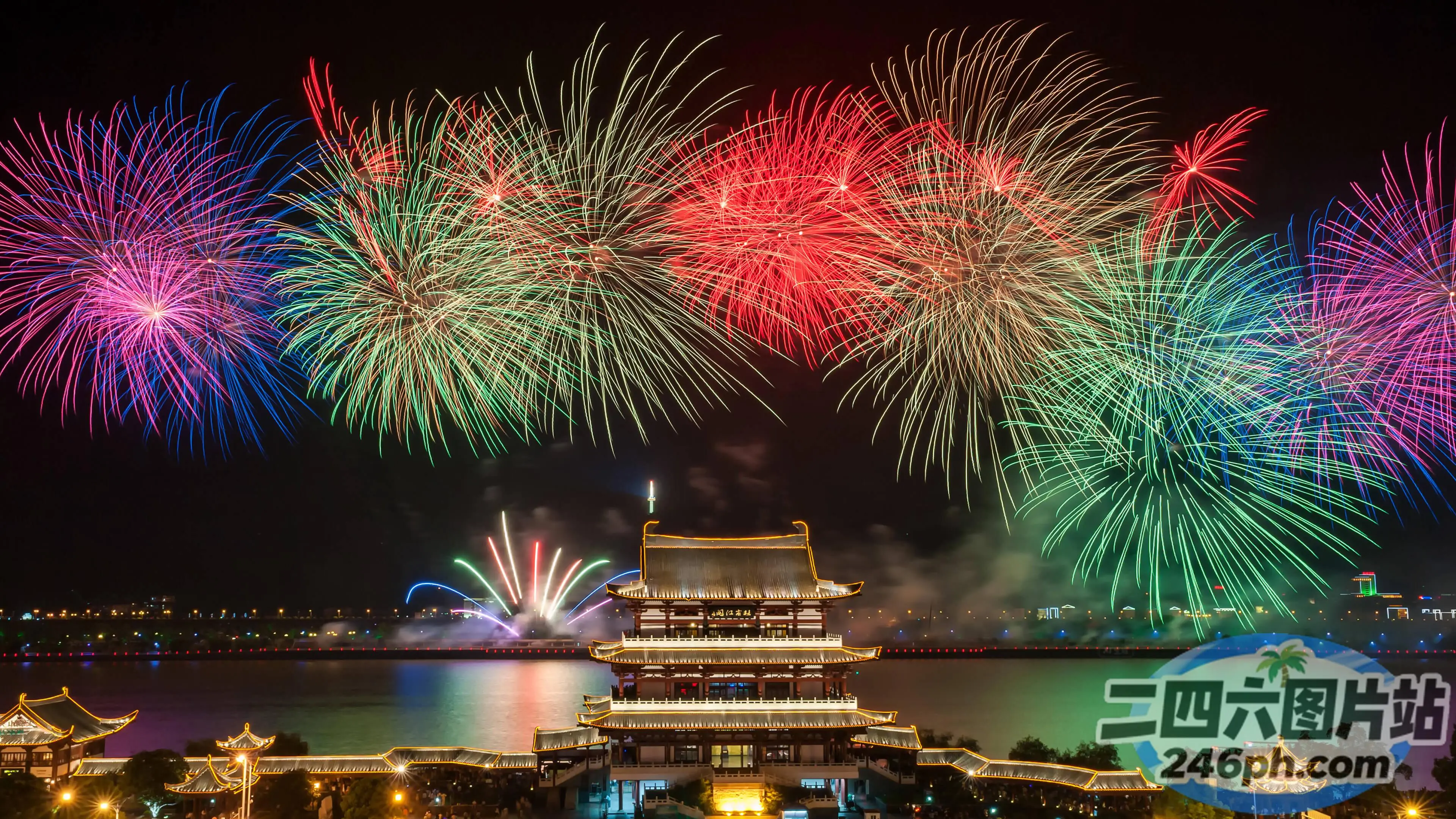 烟花在城市上空亮起