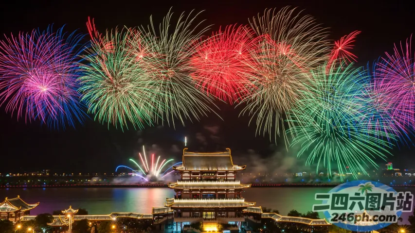 烟花在城市上空亮起