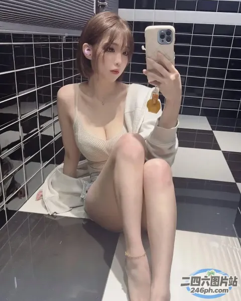 阿拉菲女子坐在瓷砖地板上自拍