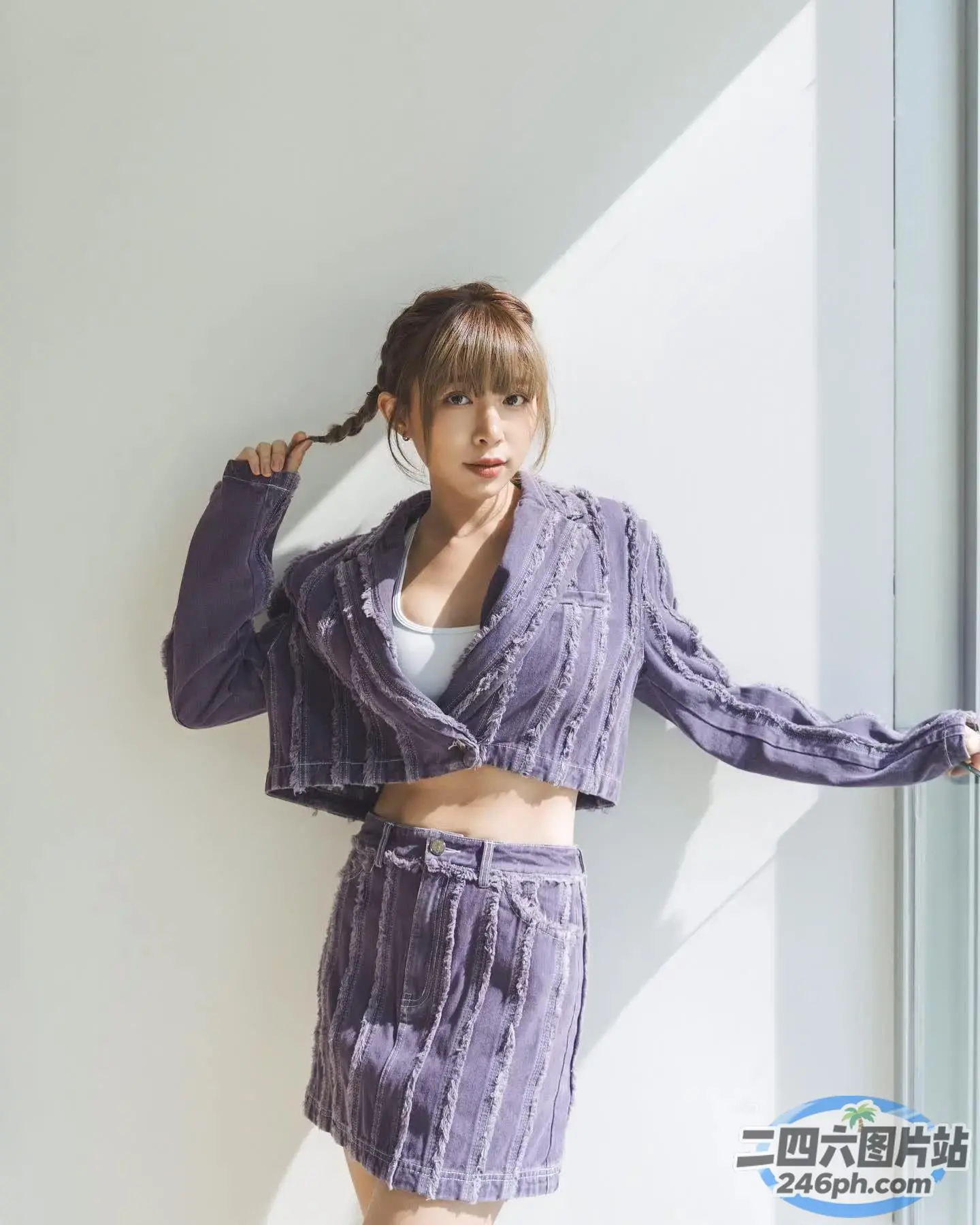 身穿紫色长袍的阿拉夫德女人靠在墙上