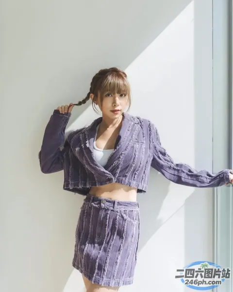 身穿紫色长袍的阿拉夫德女人靠在墙上