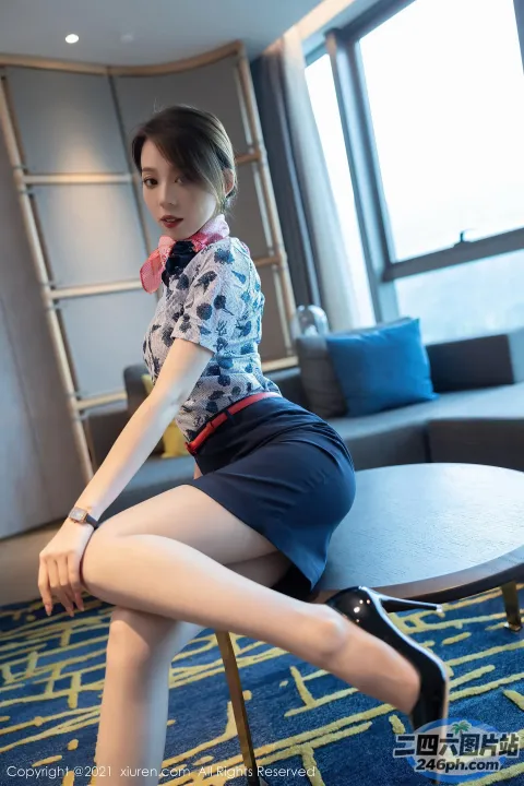 房间里的椅子上坐着一个女人