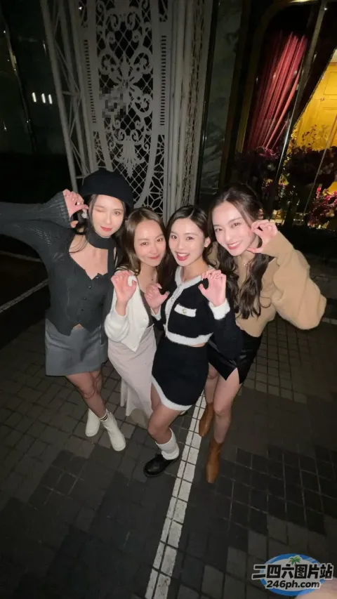 几名妇女在一栋建筑前合影留念