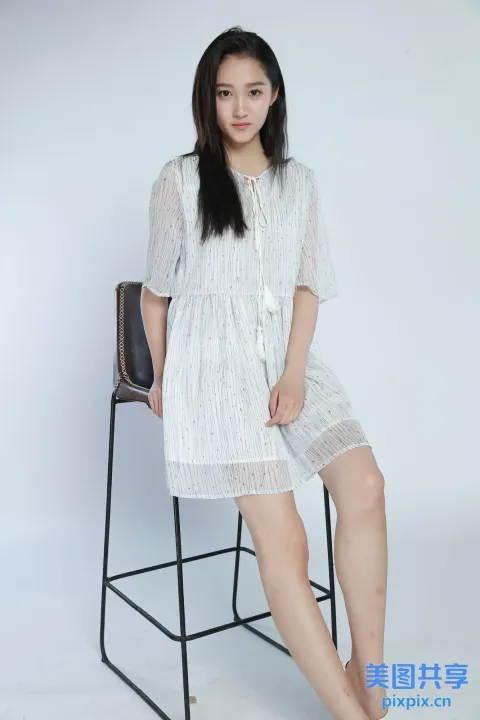 身穿白色连衣裙坐在椅子上的阿拉夫女人
