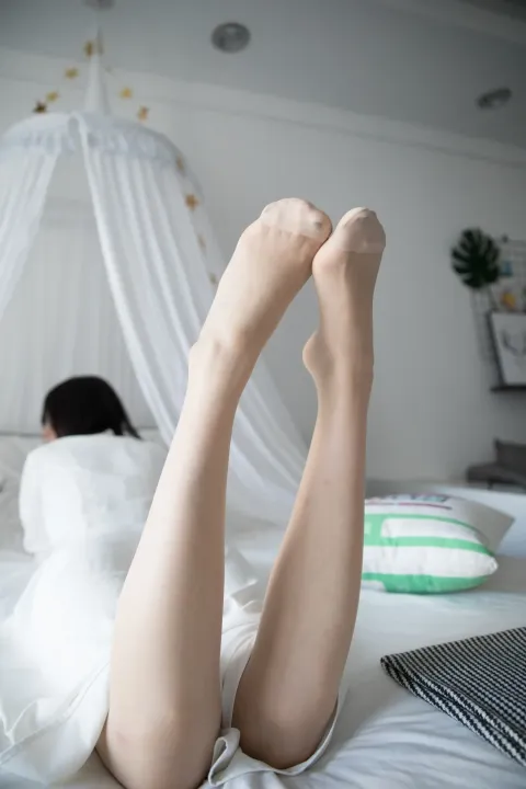 有个女人躺在床上，双腿抬起