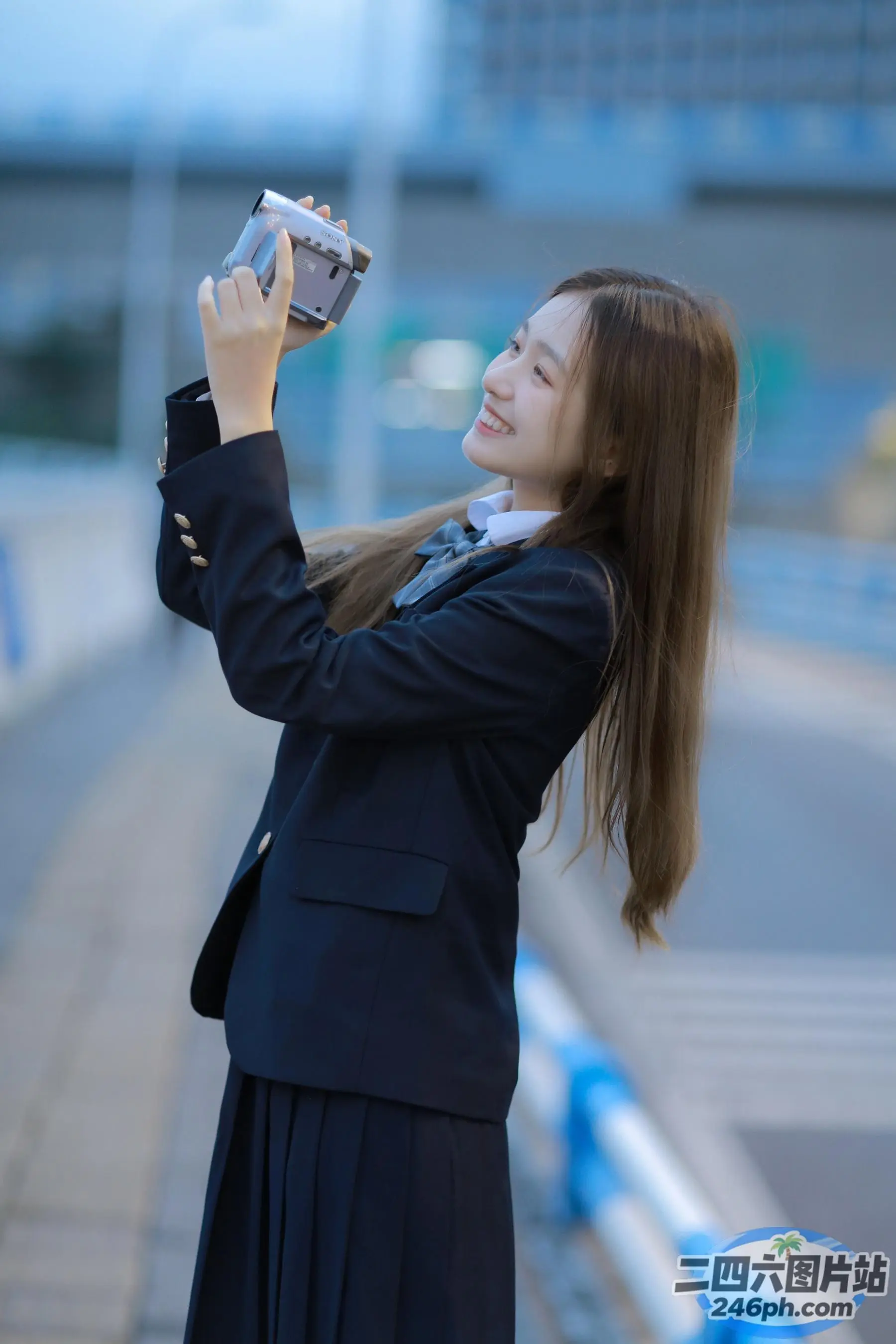 西装革履的女子拿着相机拍照