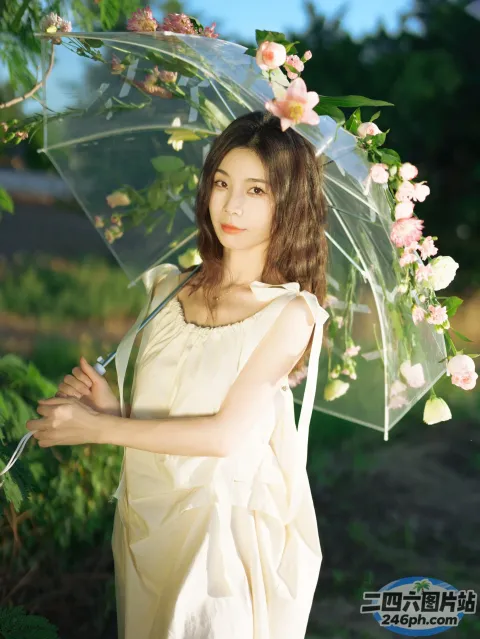 有一个女人拿着一把透明的伞，上面有花