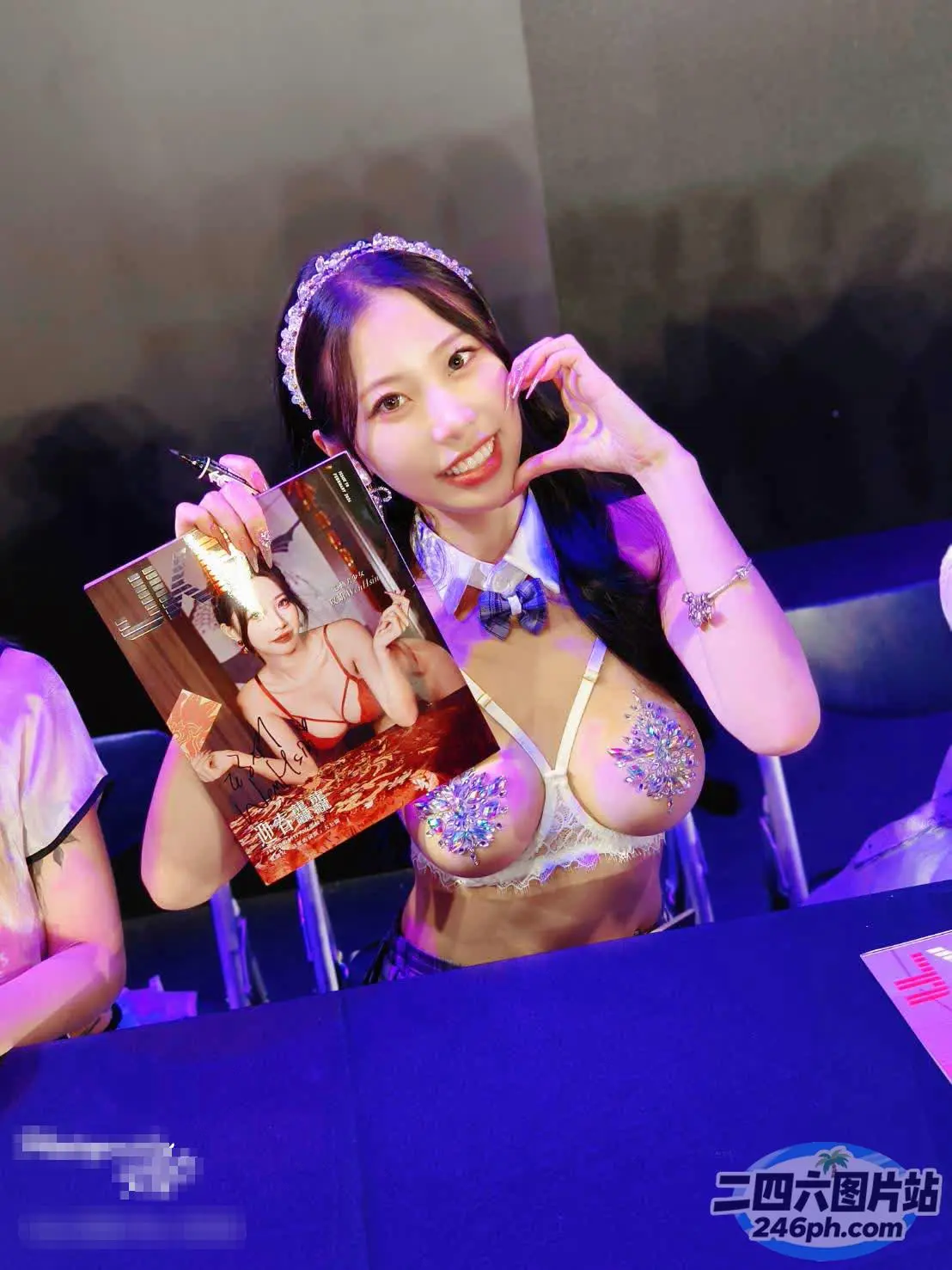 有一个穿着比基尼的女人拿着一本杂志
