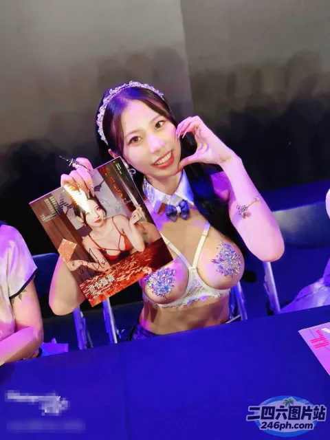 有一个穿着比基尼的女人拿着一本杂志