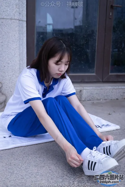 阿拉夫德女人坐在地上系鞋带