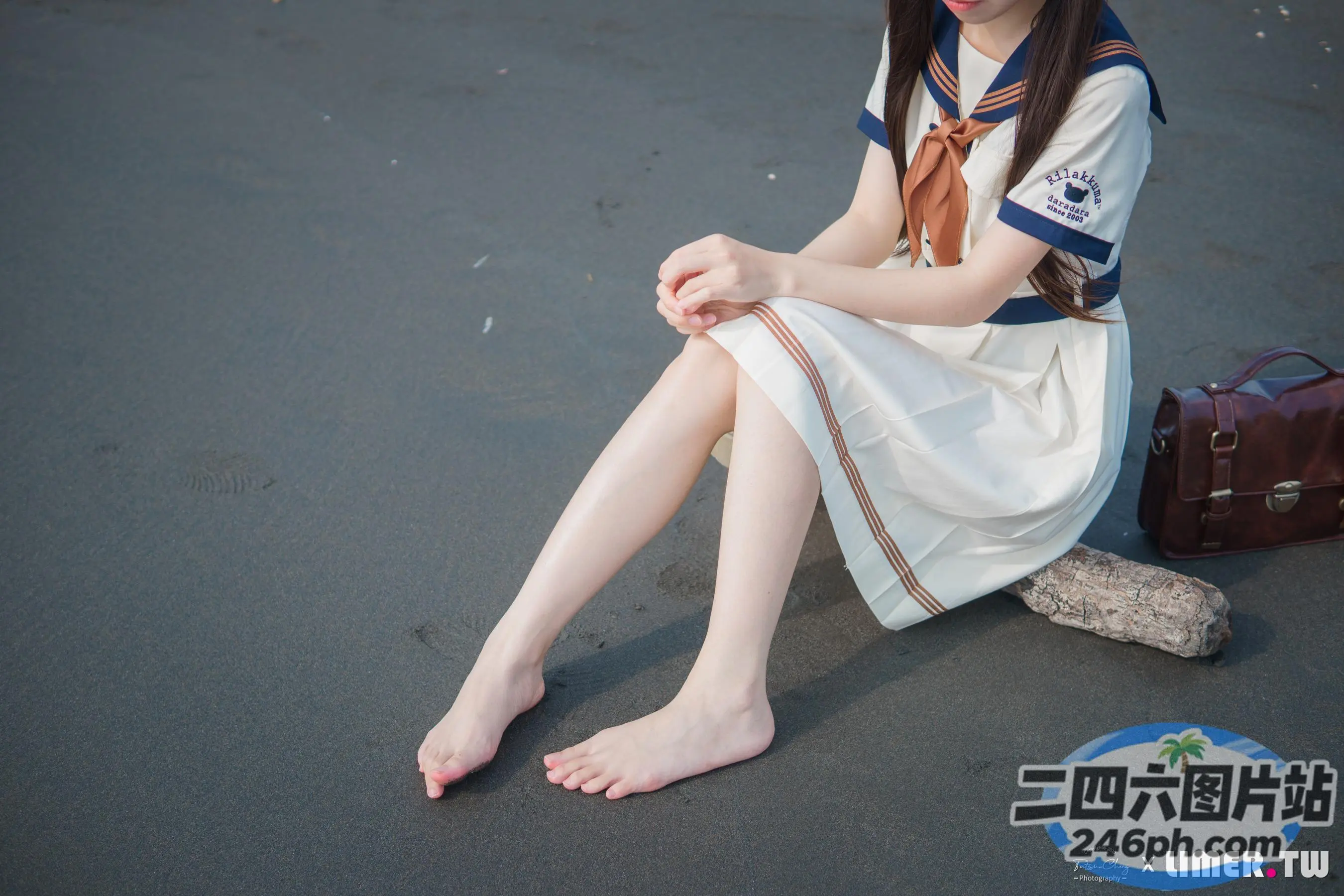 有一个女人坐在地上，双腿交叉