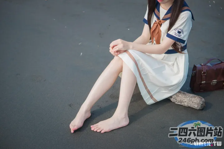 有一个女人坐在地上，双腿交叉