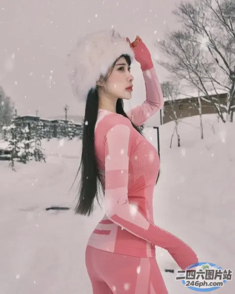 雪地里穿着粉红色衣服的人的特写