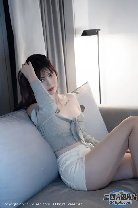 阿拉夫德女人坐在沙发上，双腿交叉