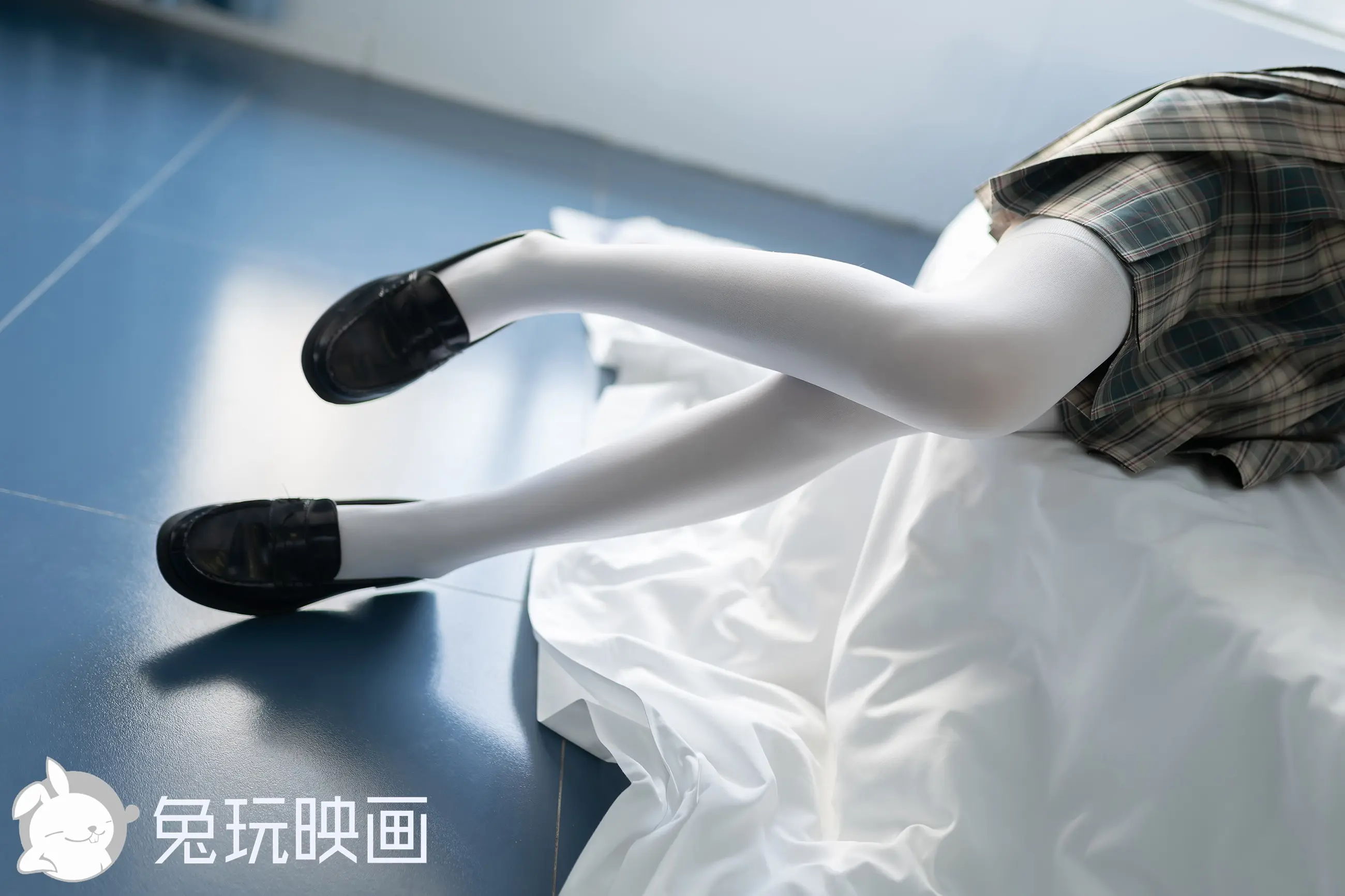 有个女人躺在床上，双腿交叉