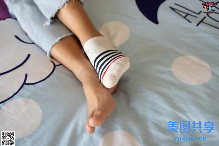 有人躺在床上，穿着一双袜子