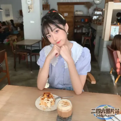 有个女人坐在一张桌子旁，桌上放着一盘食物