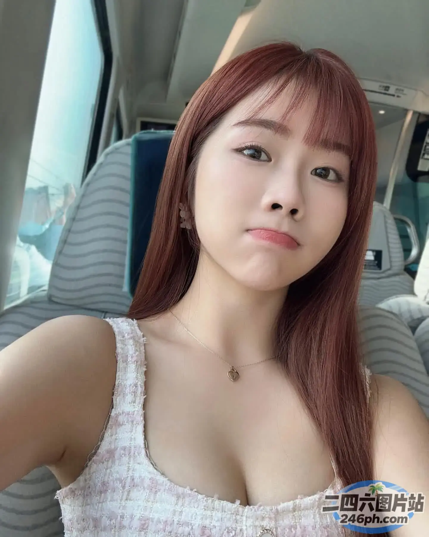 一个女人在车里拿着手机的特写
