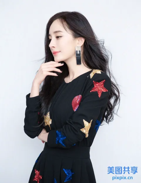 阿拉夫女人穿着黑色连衣裙，上面有星星