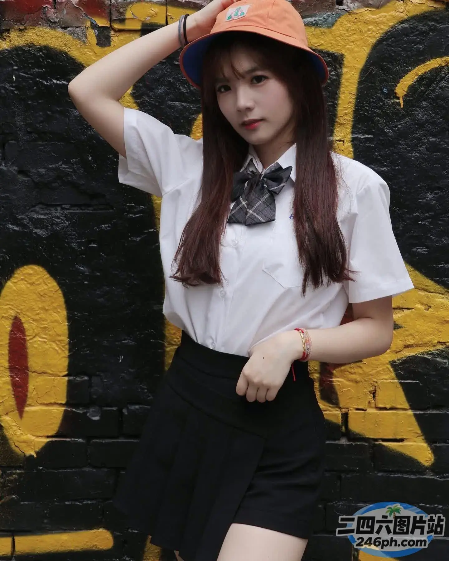 身穿白衬衫和黑色裙子的 Arafed 亚洲女性合影