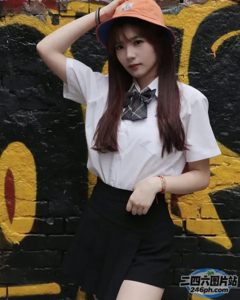 身穿白衬衫和黑色裙子的 Arafed 亚洲女性合影