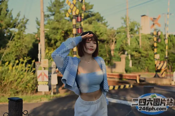 街角站着一个女人，手放在头上