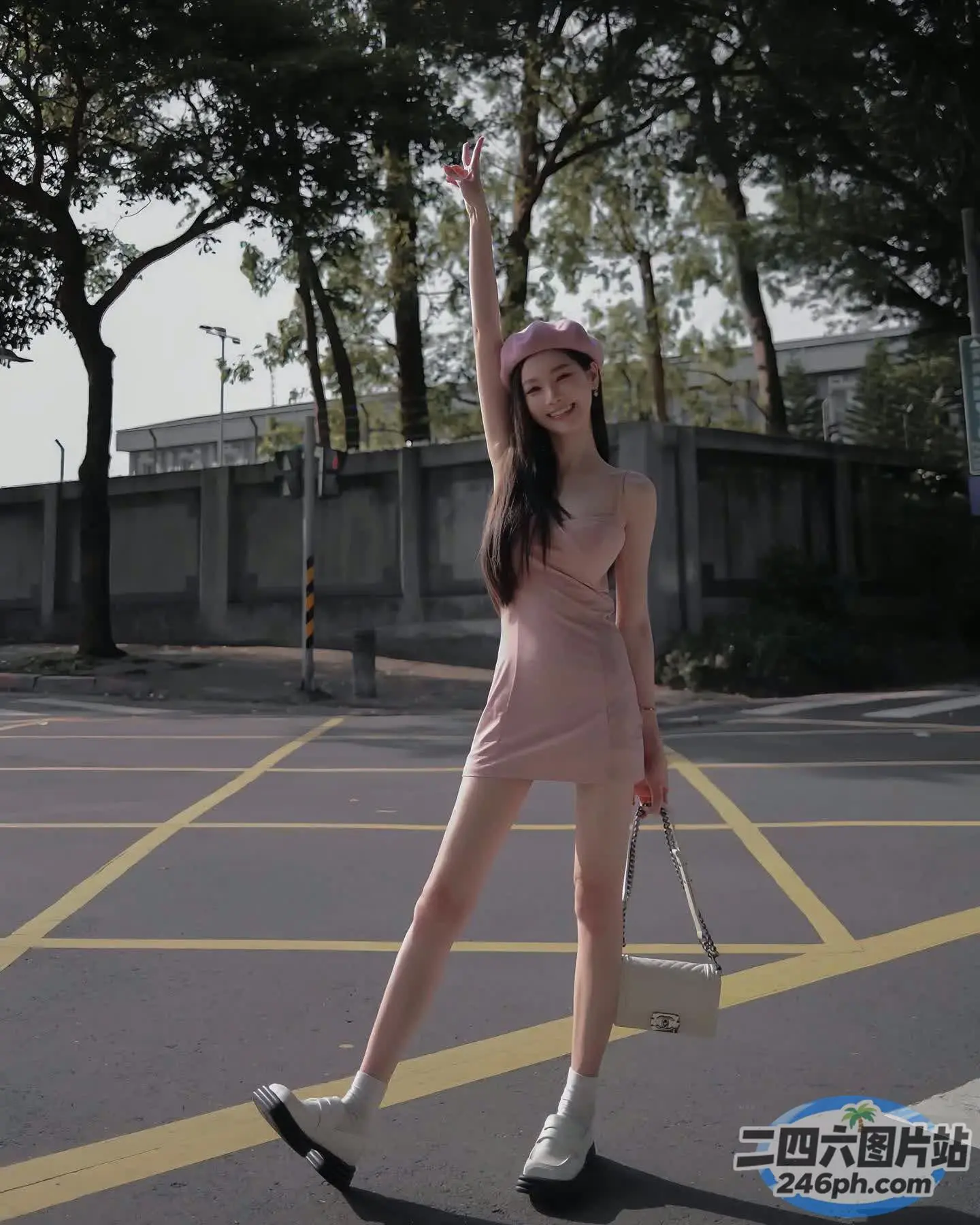 身穿粉红色连衣裙、戴着帽子的 araffe 女子过马路