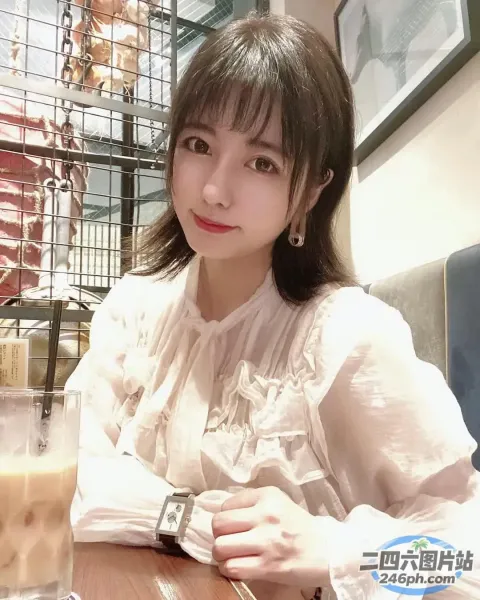 有个女人坐在桌子旁喝酒