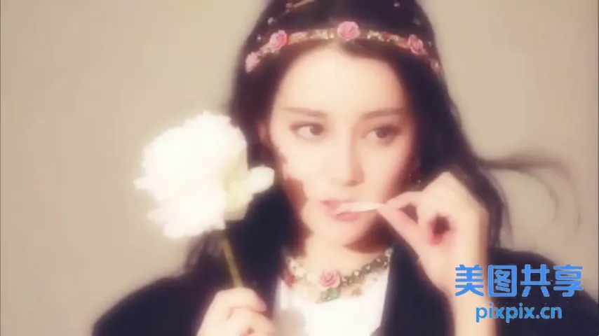 有一个女人手里拿着一朵花