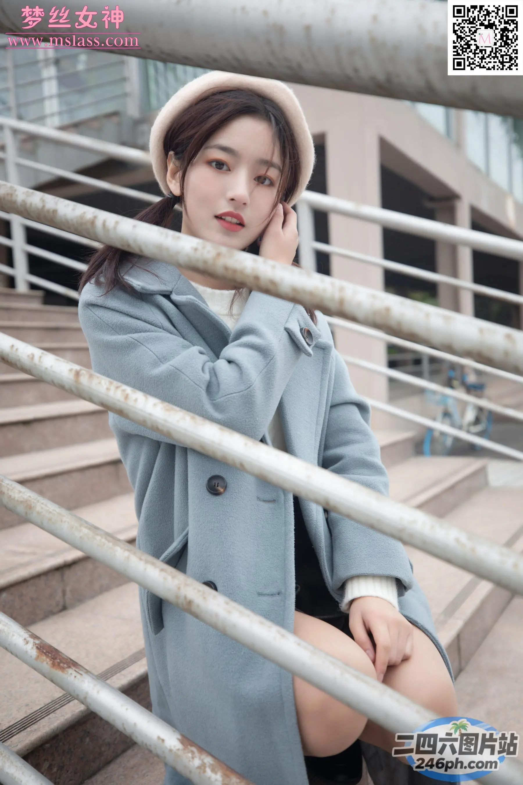 戴着帽子坐在金属栏杆上的阿拉夫德女人