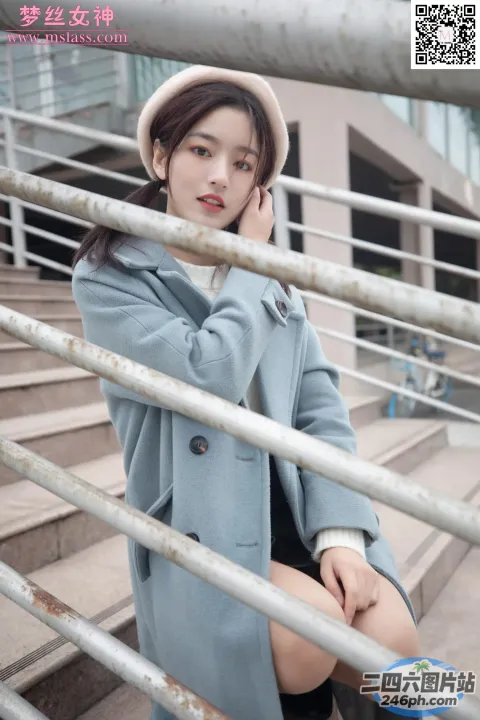戴着帽子坐在金属栏杆上的阿拉夫德女人