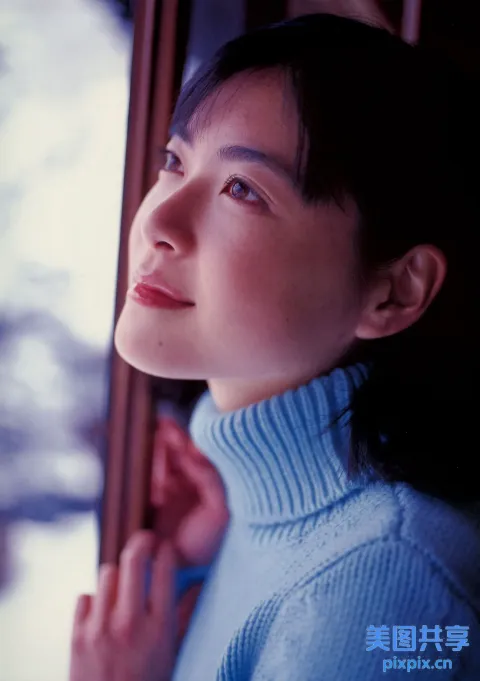 There is a woman looking towards a window in the snow（雪地里有个女人望着窗外）