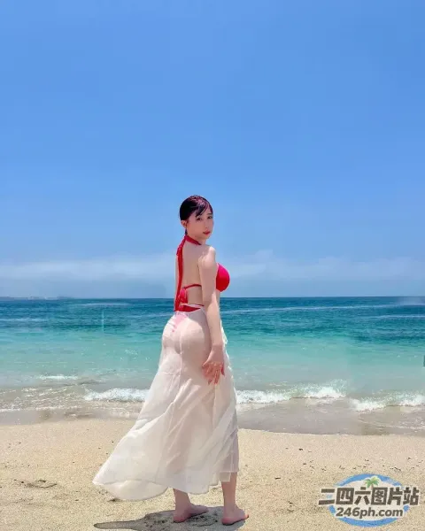站在海滩上的白裙子的阿拉菲女人