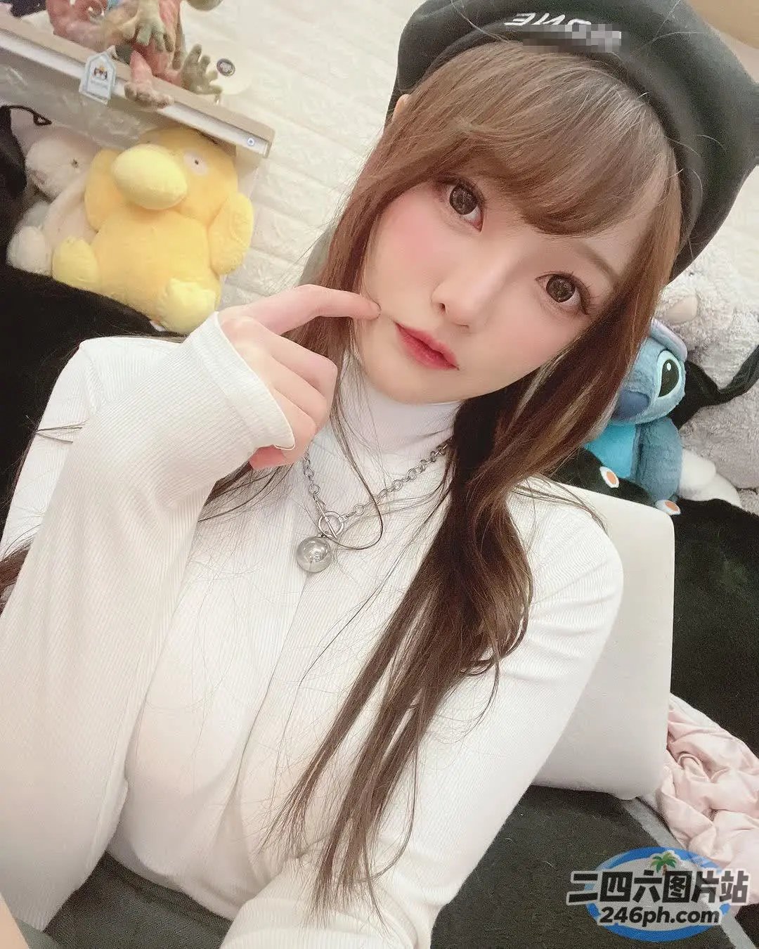 棕色长发的 araffe 女孩，穿着白色衬衫，戴着黑色帽子