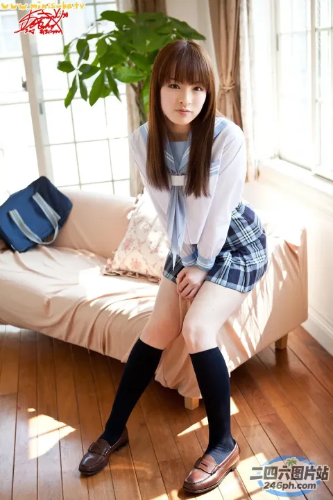 身穿校服的 arafed 亚洲女子在沙发上摆姿势