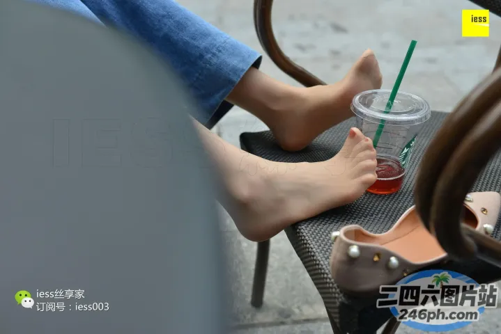 有人坐在椅子上，脚放在桌子上