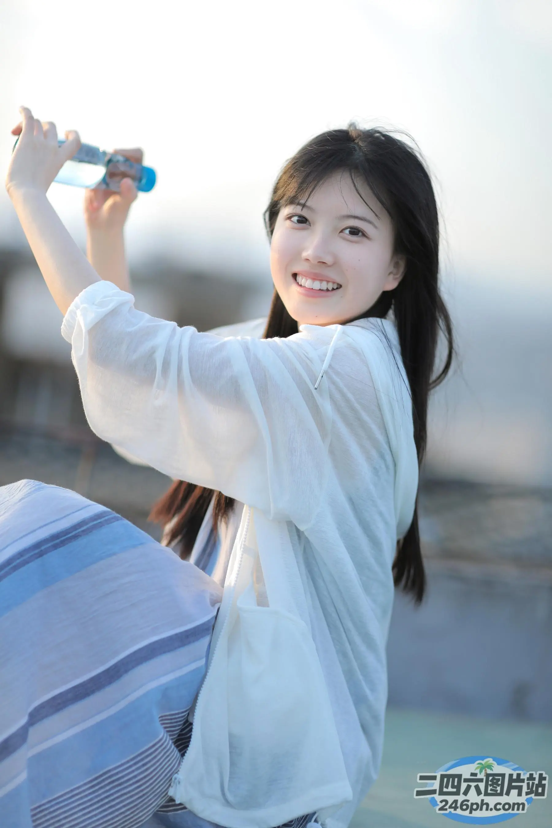有个女人拿着手机拍照