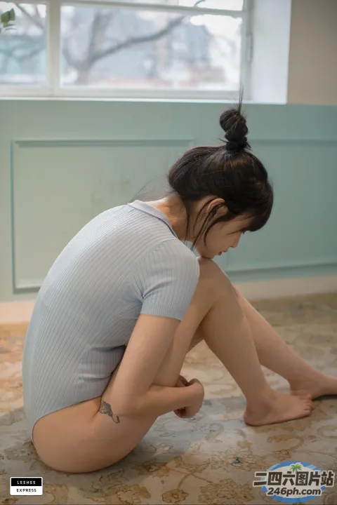 阿拉夫德女人坐在地板上，双腿交叉
