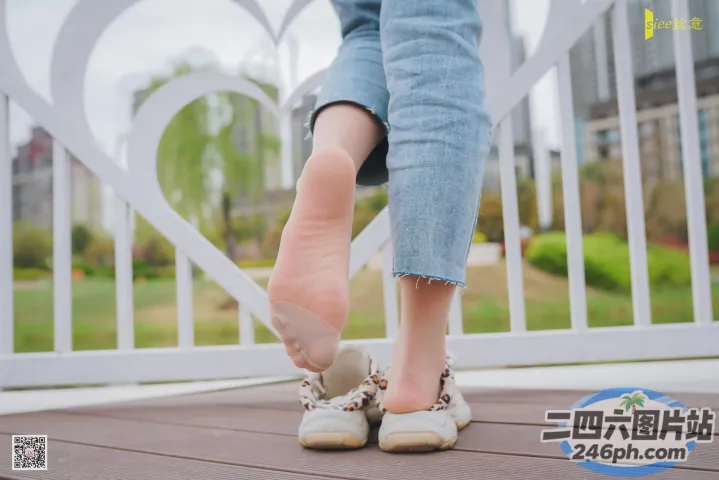 有人站在木甲板上，双脚悬空