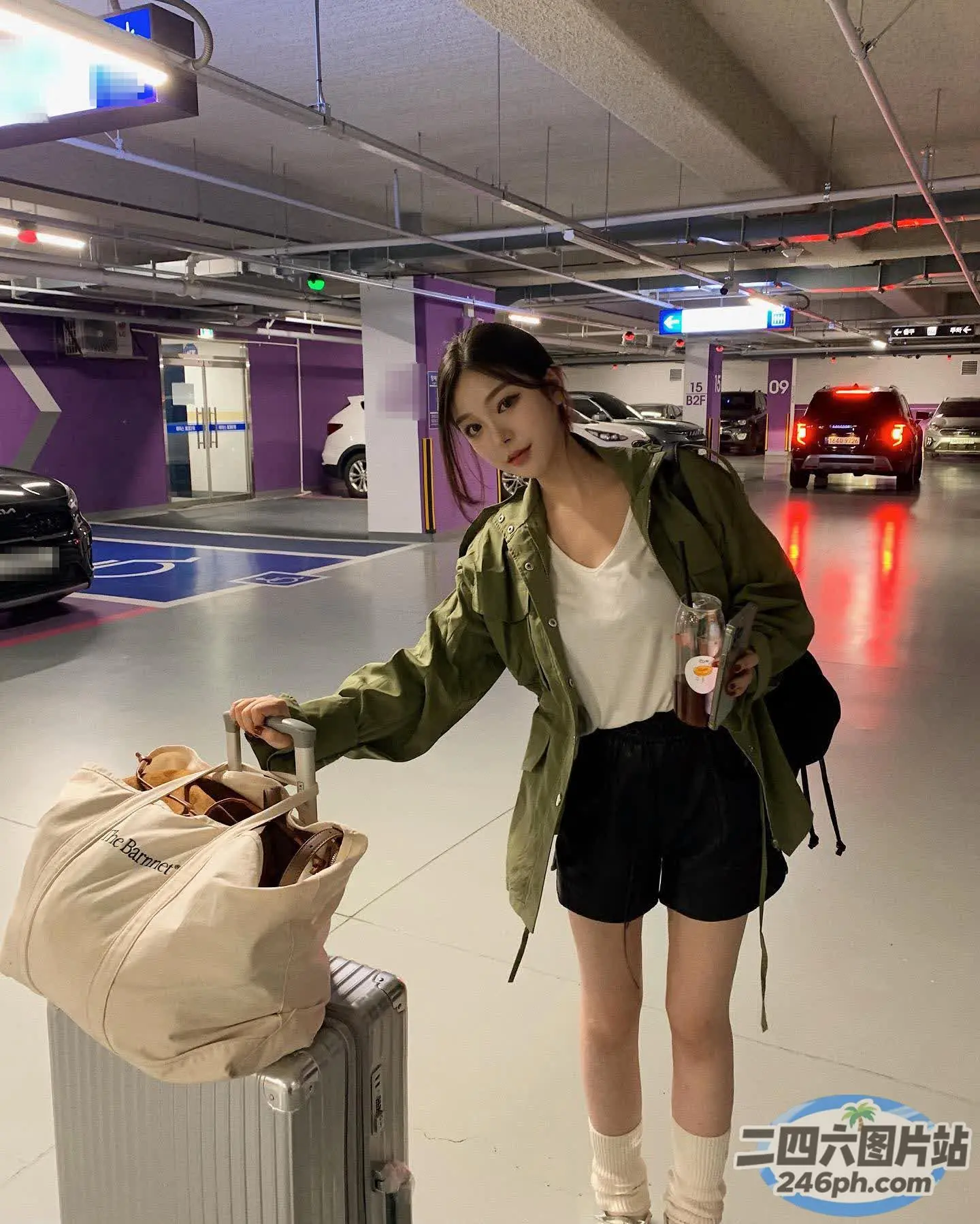 阿拉菲女子在停车场里拿着一袋行李