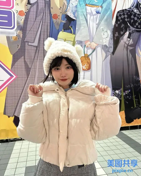 身穿白色夹克、戴着白色帽子的阿拉伯裔女子合影留念