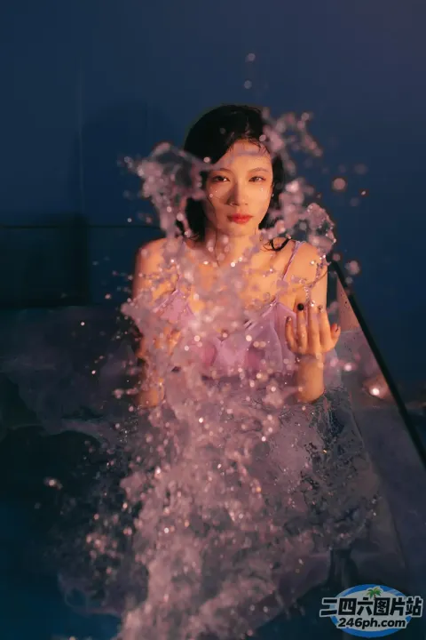 浴缸里有个女人，水溅到脸上